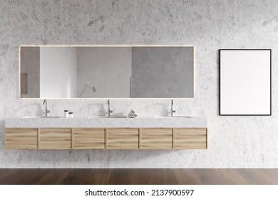 Der Blick auf das helle Badezimmer mit leerem Poster, großem Spiegel und drei Waschbecken, weiße Wände, Eichenholzboden. Geh nach oben. 3D-Rendering