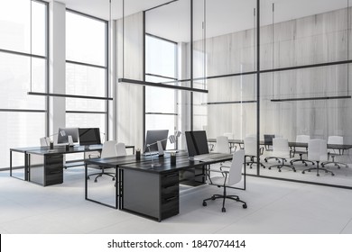 Glaskongressraum und schwarze Bürotische mit Computern, hellweißer Geschäftsraum mit großen Fenstern, Blick auf die Wolkenkratzer der Stadt, 3D-Rendering