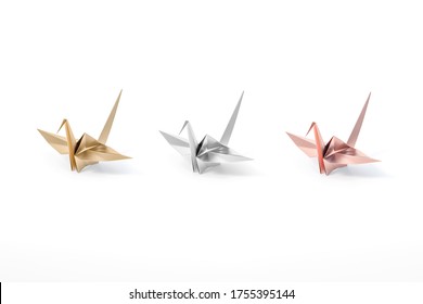 Golden, Silver And Rosegold Origami Bird, Bird Paper Crane On White Background 3d Rendering. 3d Illustration Pair Of Bird Paper Craft For Hiroshima Remembrance Day Minimal Style Concept.