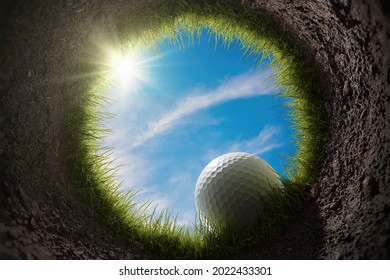 Golfball fällt ins Loch. Blick von innen des Lochs. 3D-gerenderte Abbildung.