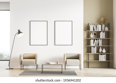 Helles, modernes Wohnzimmer mit Panoramafenster mit beigefarbenen Sesseln, Couchtisch, Bücherregal, Lampe und zwei leere Plakate an der Wand. Parkettboden. Heimbibliothek-Konzept. 3D-Rendering