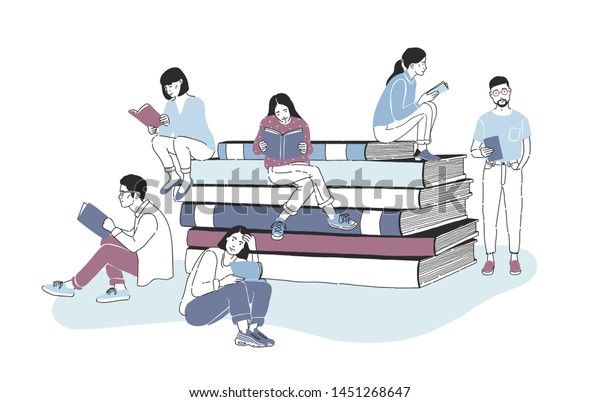 男女の読者は 巨大な本の山の上や横に座って読書をするおしゃれな服を着た 学生や文学ファンの勉強 現代風の色付きイラスト のイラスト素材 Shutterstock