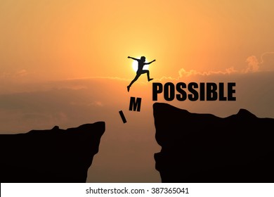 Mann, der auf unmöglichem oder möglichem Hintergrund auf einem Kliff auf Sonnenuntergang springt,Idee von Business-Konzept