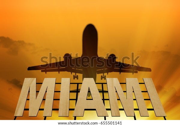 マイアミ空港 夕暮れ時にマイアミの看板の上を飛ぶ飛行機 マイアミと飛行機のシルエットの看板 3dイラスト のイラスト素材