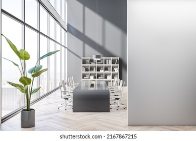 Moderner Tagungsraum mit Holzboden, dekorativer Pflanze, leerer Mockup-Platz an der Wand, Panoramablick auf die Stadt, Möbel und verschiedene Gegenstände. 3D-Rendering