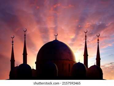 Mosque With Sunset. Holiday Ramadan. Muslim Temple. Holy Month Of Ramadan. Arabic Religion. Eid Mubarak. Belief In Islam. Minarets Of Arab Mosque. Mosque With Sun Rays On Sky Background. 3d Image
