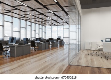 Die Einrichtung des offenen Büros besteht aus einem Holzboden, einer rechteckigen Decke und Panoramafenstern. Computer auf Schreibtischen. Ecke 3d Rendering-Modell nach oben