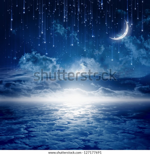 宁静的背景 蓝色的夜空与月亮 星星 美丽的云彩 发光的地平线库存插图