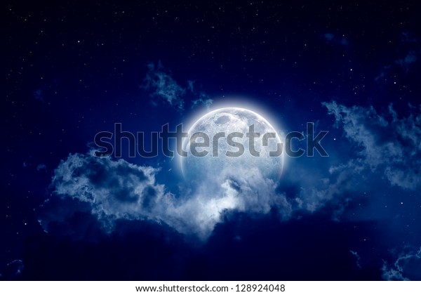 宁静的背景，夜空满月，星空，美丽的云彩。 美国航空航天局提供这个 