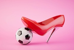 Frauenfußball Spielen. Ein Roter Schuh Und Ein Fußball Auf Pastellfarbenem Hintergrund. 3D-Rendering.