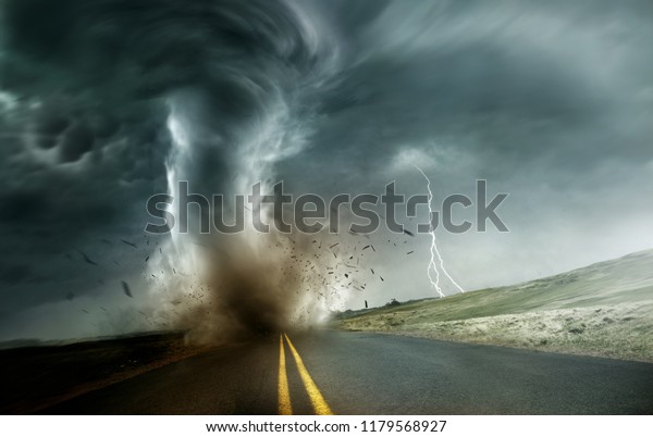強く暗い嵐が原っぱを横切る竜巻を生み出している ドラマチックな横向きのミックスメディアイラスト のイラスト素材