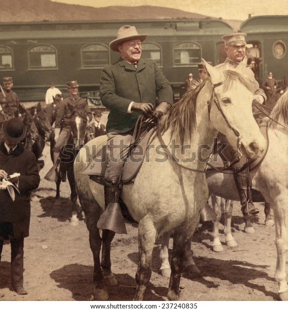 1903年の西洋ツアーで 大統領の列車を背景にセオドア ルーズベルト大統領は 馬に乗った1903年の写真で現代色のブリーストーン公園に入る準備をしています のイラスト素材