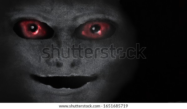 赤い目をした怖い生き物 3dイラスト エイリアンまたはデーモンのポートレート 悪夢からの幻 暗い背景に吸血鬼の顔 怖い顔 のイラスト素材