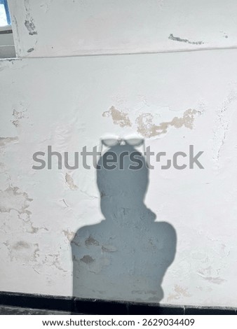 The shadow in White Bulding
