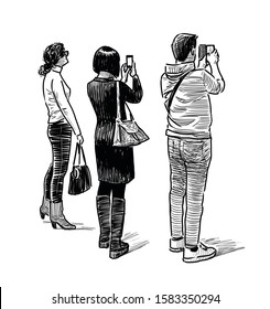 Sketches of people on excursion taking pictures on their smartphones