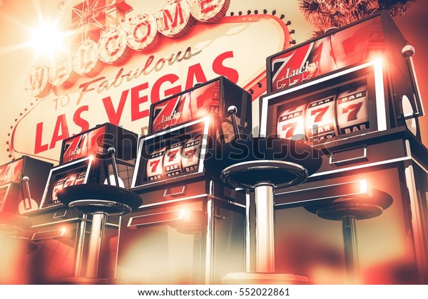 ラスベガスコンセプトのスロットマシンゲーム ベガス賭博3dレンダリングイラスト スロットの列 マシンとベガスのサインイン 背景 のイラスト素材