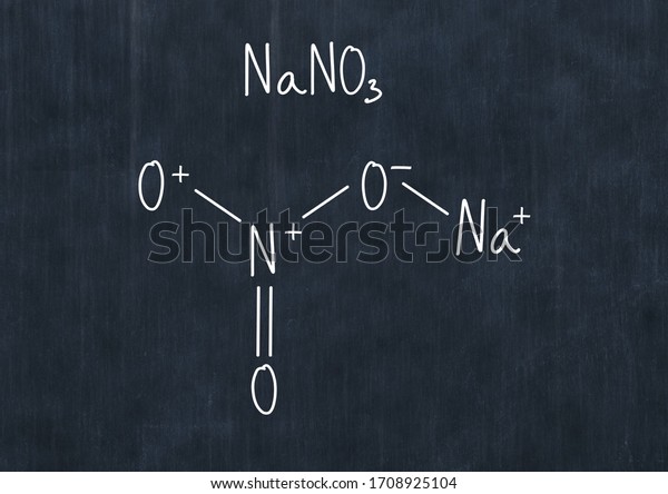 硝酸ナトリウム フォルムラ手書きの化学式を黒板に貼り付けた 黒い学校ボードの白い背景にイラトス 骨格式 教育 学資 化学の授業 のイラスト素材
