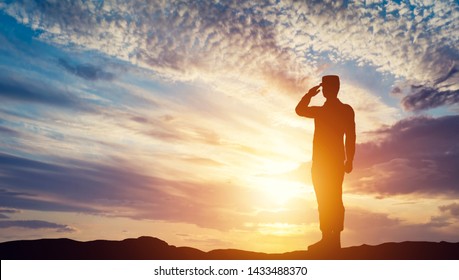 Солдат отдает честь. Закатное небо, сияющее солнце. Армия, салют, патриотическая концепция. 3D-иллюстрация
