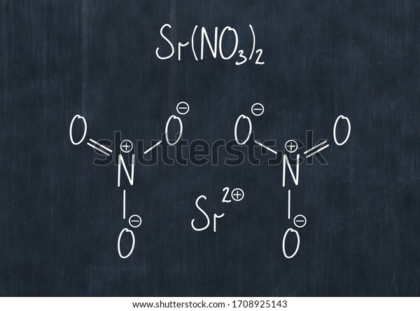 硝酸ストロンチウム式 黒板に手書きの化学式 黒い学校ボードの白い背景にイラトス 骨格式 教育 学資 化学の授業 のイラスト素材