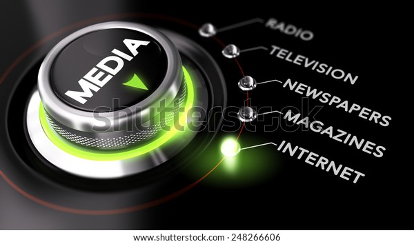 Botón Switch situado en la palabra Internet, fondo negro y luz verde. Imagen conceptual para la ilustración de la campaña publicitaria de marketing y la estrategia de comunicación