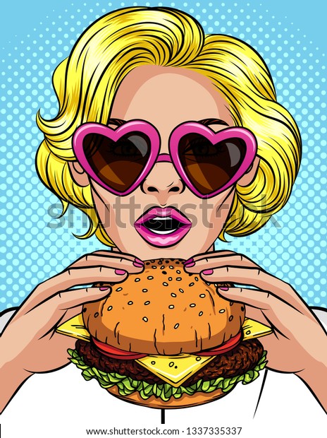 チーズバーガーを食べる女の子のベクターポップアートのコミックスタイルイラスト 大きなハンバーガー を持つ美しいビジネスマン 口を開けて成功した若い女性は 巨大なハンバーガーをかむ のイラスト素材