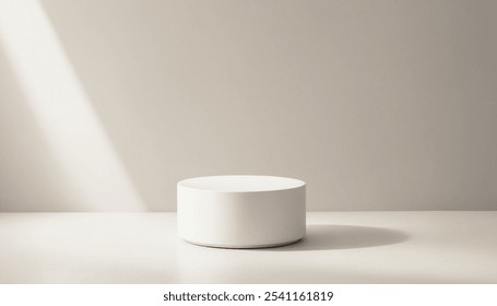 Plataforma cilíndrica blanca sobre