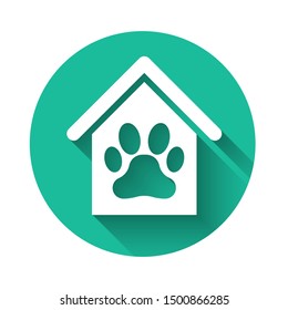 White Dog House And Paw Print Pet Icon Isolated With Long Shadow. Dog Kennel. Green Circle Button