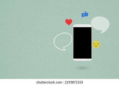 White Mobile Phone And  Bubble Speech On Grunge Green Paper Background. Notification Social Media Icons, For Internet Social Communication Online. Digital Marketing Concept