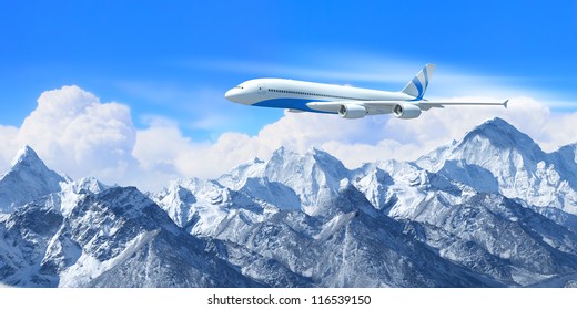 Weißes Passagierflugzeug, das in blauem Himmel über den Bergen fliegt, mit Schneeplätzen