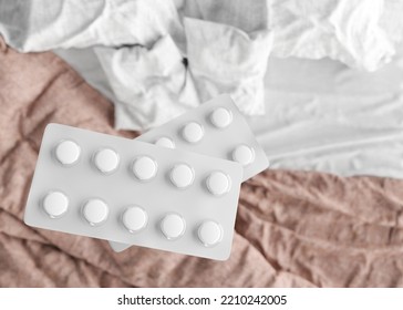 White Tablets. Medicines, Pharmacy. Sick To Be. Stay In Bed. Illness, Disease, Health, Healthcare Concept. Problems With Insomnia, Cold Or Flu, Covid 19. Pain, Headache. 3d Rendering. 3D Illustration