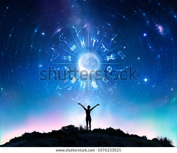 Женщина Консалтинг Звезды - Знаки Зодиака В Небе - Содержит элементы, обставленные НАСА (Луна и Звезды) и собственные иллюстрации (Знаки Зодиака)