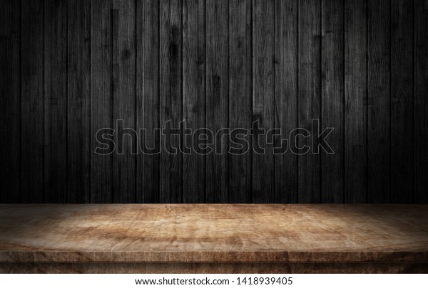 暗い部屋の背景に黒い壁に木のテーブル3dイラスト のイラスト素材