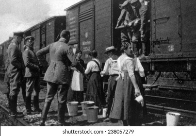 World War I, women delivering food to soldiers on a German troop train, 1916