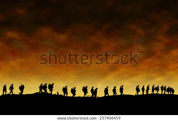 第一次世界大戦の兵士が夕暮れや夜明けに曇った空の下に影を落とす のイラスト素材