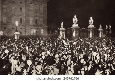 WWI. London Crowds Cheering The Royal Family On The Buckingham Palace Balcony On The Day Britain Declared War On Germany And Austria-Hungary. August 4, 1914.