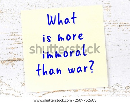 Yellow sticky note with smart quotation handwritten on it hanging on wooden wall