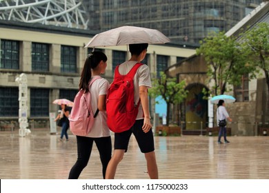 下雨天 年輕朋友 愉快地散步聊天