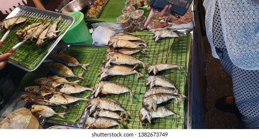 Close​ up​ fried​ fish​ on​ grill​e in​ the​ market​