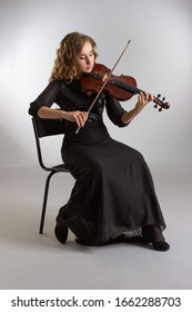 Портрет молодой женщины, играющей на скрипке.