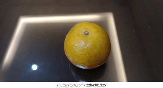 Close​ up​ Orange​ on​ the​ table​