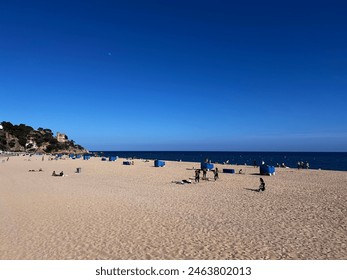 Красивый и большой пляж в Каталонии с отличным видом на море и небольшие скалы