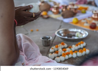 01 Apr 2007 Pitru Paksha Rites Being Performed On Banks Of The Holy Narmada River Chanod Village Narmada Gujarat INDIA