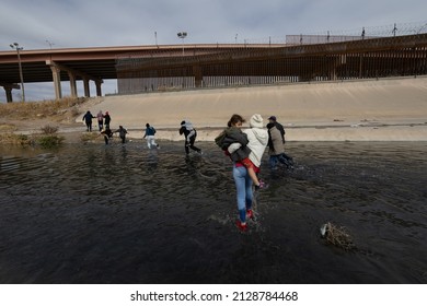 02-03-2022 Juárez, Chihuahua, Mexico, A Group Of Migrants From South America Crossed The Rio Bravo Border Between Mexico And The United States To Request Asylum.