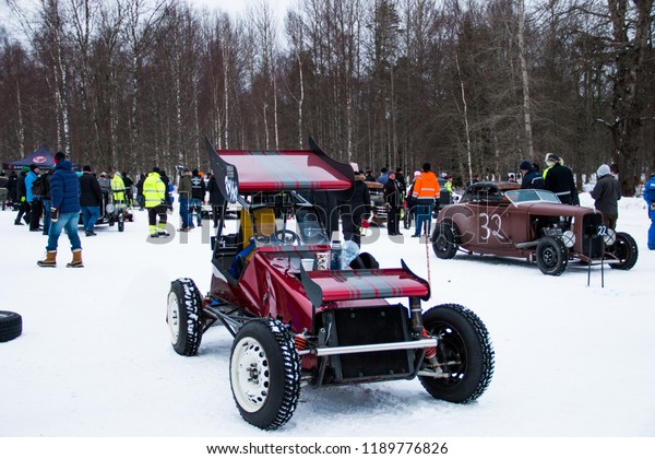 Filipstad,Värmland,Sweden,March 03, 2018, ice
challenge, hot rod rumble, färnsjörepan- old cars driving on a
frozen
lake
