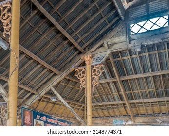 04 10 2022 Low Angle View Of Victorian Vintage Cast Iron Ruff Brackets With Wooden Sports Inside More Market Know Mahatma Phule Mandai Pune Maharashtra India.