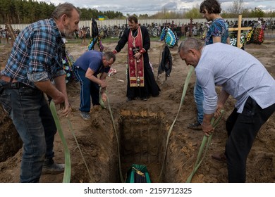 04-26-2022 Bucha, Kyiv Oblast, Ukraine, Several Men Carry And Bury The Coffin Of A Man Who Died In Bucha, Part Of The Territorial Defense Forces Of Ukraine.