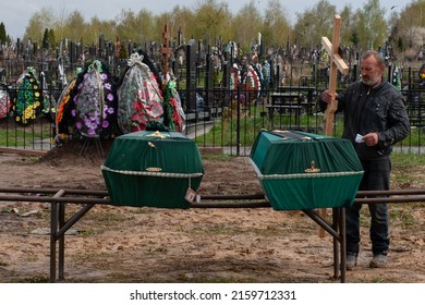 04-26-2022 Bucha, Kyiv Oblast, Ukraine, Several Men Carry And Bury The Coffin Of A Man Who Died In Bucha, Part Of The Territorial Defense Forces Of Ukraine.