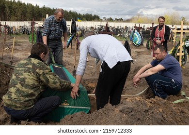 04-26-2022 Bucha, Kyiv Oblast, Ukraine, Several Men Carry And Bury The Coffin Of A Man Who Died In Bucha, Part Of The Territorial Defense Forces Of Ukraine.