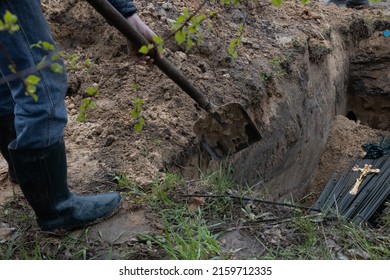 04-26-2022 Bucha, Kyiv Oblast, Ukraine, Several Men Carry And Bury The Coffin Of A Man Who Died In Bucha, Part Of The Territorial Defense Forces Of Ukraine.