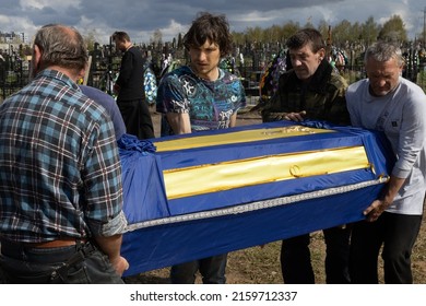 04-26-2022 Bucha, Kyiv Oblast, Ukraine, Several Men Carry And Bury The Coffin Of A Man Who Died In Bucha, Part Of The Territorial Defense Forces Of Ukraine.